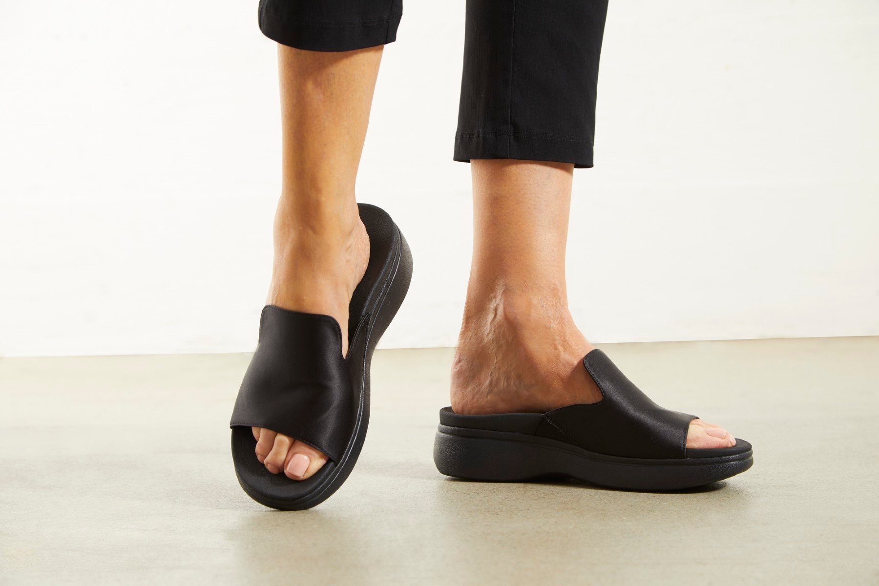 できない バイオニック Vionic Womens Monica Satin Slip On Comfort Wedge Sandals ...